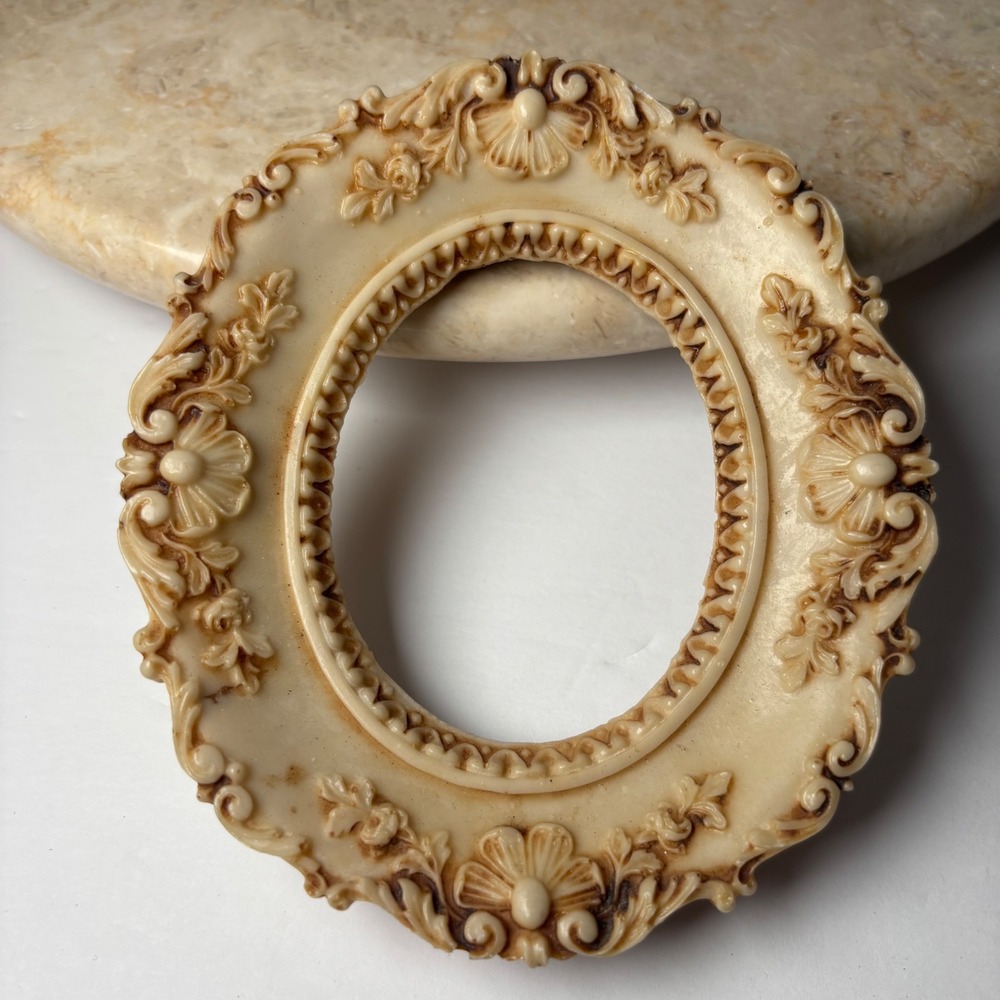 Unbranded Oval Picture Frame 5.5x4.25 Cream Ornate Rococo Floral Resin Wall Deco